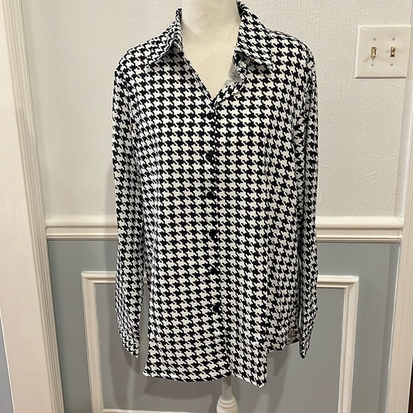 NEW IN BAG BLACK AND WHITE HOUNDSTOOTH BUTTON UP BLOUSE - SIZE MEDIUM - Picture 1 of 7